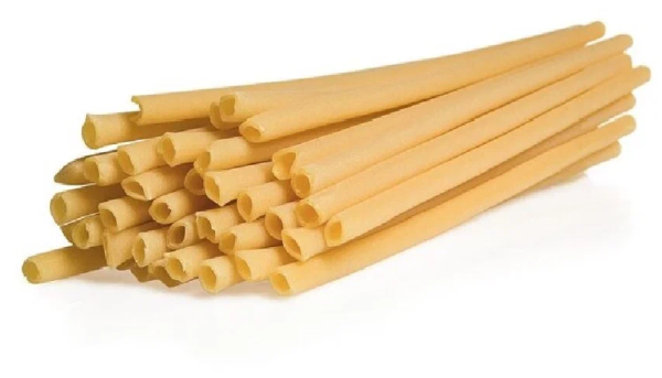 По умолчанию под макаронами в России и СССР с конца XVIII по середину XX века понимали вот такие изделия, которые сейчас встречаются довольно редко. В русской кухне, в отличие от итальянской, их полагалось почти обязательно ломать перед варкой