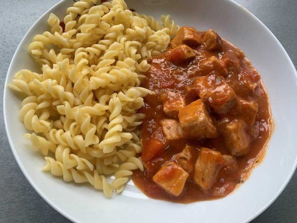 Макароны с тушёным мясом тоже характерны для русской кухни, и слабо представимы в итальянской Макароны с тушёным мясом тоже характерны для русской кухни, и слабо представимы в итальянской