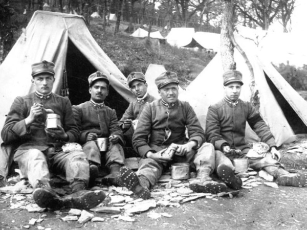 Итальянские солдаты едят на привале, Первая мировая война Итальянские солдаты едят на привале, Первая мировая война