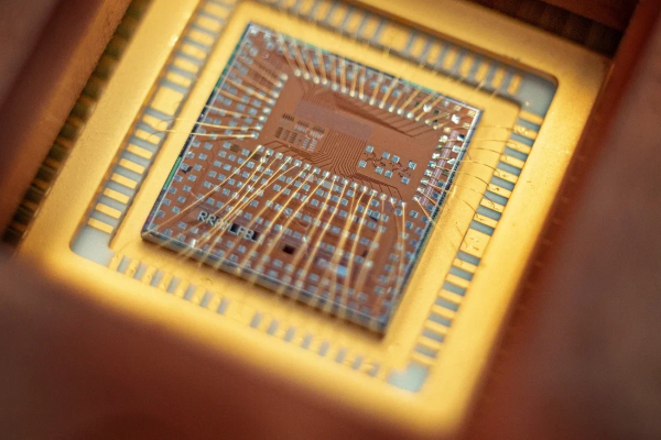 Фото — пресс-служба ННГУ. Фотография матрицы мемристорных ячеек 32x8 в стандартном корпусе