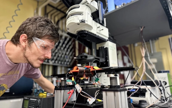 Бреннан Спринкл и его коллеги из Колорадской горной школы недавно заставили микросферы, называемые Dynabeads...