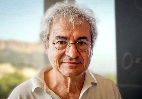 Мужчина в очках смотрит в камеру