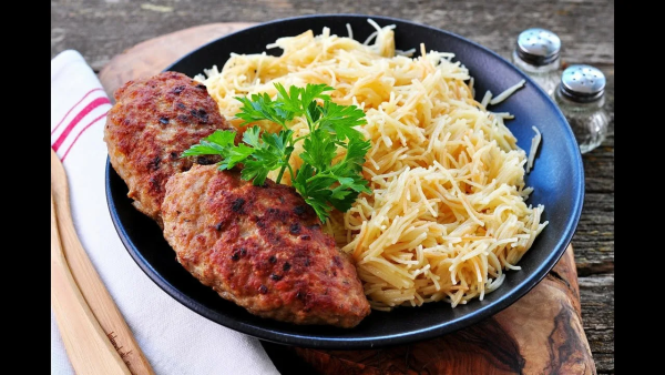 Книга Молоховец уже в первом издании фиксирует появление в русской кухне практики подавать макароны в качестве гарнира к мясным блюдам, как с сыром, так и без Книга Молоховец уже в первом издании фиксирует появление в русской кухне практики подавать макароны в качестве гарнира к мясным блюдам, как с сыром, так и без