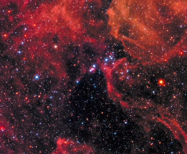 Сверхновая 1987A (в центре), самая близкая к нам за последние 400 лет, возникла в результате коллапса ядра массивной звезды. Взрыв вытолкнул внешние слои звезды, засеяв окружающее пространство химическими элементами. Исследования этой сверхновой подтвердили теории о синтезе элементов вплоть до железа. Сверхновая 1987A (в центре), самая близкая к нам за последние 400 лет, возникла в результате коллапса ядра массивной звезды. Взрыв вытолкнул внешние слои звезды, засеяв окружающее пространство химическими элементами. Исследования этой сверхновой подтвердили теории о синтезе элементов вплоть до железа.