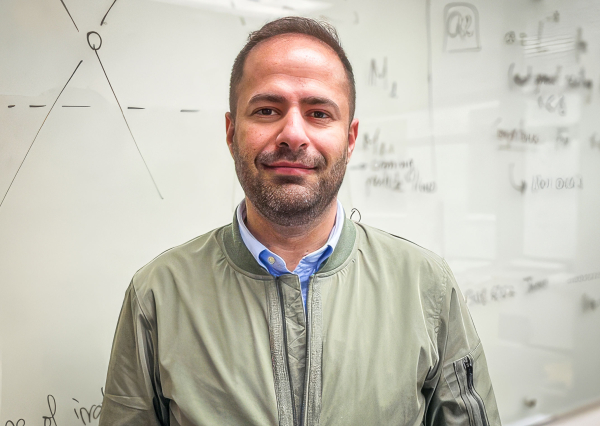 Улыбающийся мужчина