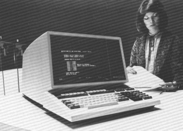 Терминал Honeywell серии 7800 конца 1980-х, не имеет отношения к настоящей истории. Зато отлично показывает какой тип компьютера был характерен для Honeywell. Интересно, что в начале 1980-х Honeywell умудрялась запускать на своих машинах и собственные ОС так и даже CP/M.