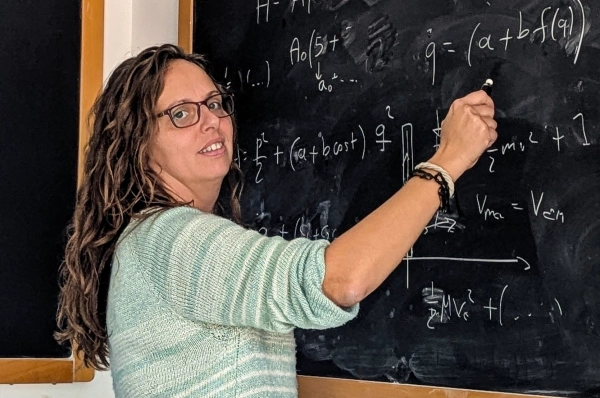 Скрытая математика океанских волн становится видна 4 Женщина пишет у доски.