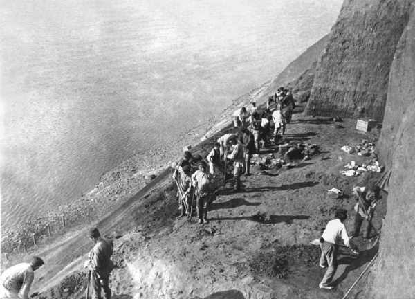 Вид на раскоп в Соколках. Малая Северная Двина. 1899 г.