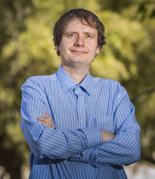 Модели оригами помогают решить сложную физическую загадку 5 Мужчина в рубашке с воротником.