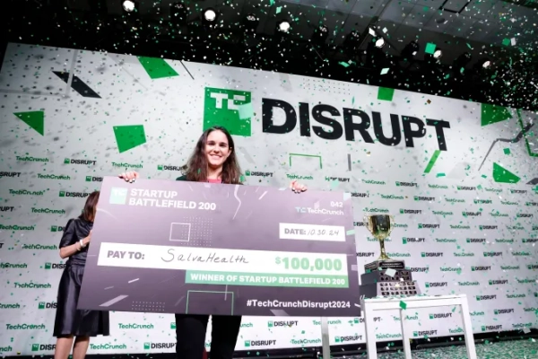 Финальная распродажа: сэкономьте до 624 долларов на абонементах Disrupt 2025 7 Соучредитель и генеральный директор Salva Health Валентина Агудело Варгас, победительница Startup Battlefield 2024, позирует на сцене во время третьего дня TechCrunch Disrupt 2024 в Moscone Center 30 октября 2024 года в Сан-Франциско.