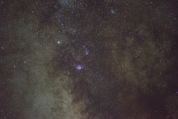 Sony A7II, объектив Юпитер 37, 135/3.5, (тут на самом деле есть треккинг, но без него было бы так же), серии из 30 кадров на ISO 25600 (!!!), с выдержками от 4 до 13 секунд. Видны туманности Лагуна, Триффид, кластер М25 Sony A7II, объектив Юпитер 37, 135/3.5, (тут на самом деле есть треккинг, но без него было бы так же), серии из 30 кадров на ISO 25600 (!!!), с выдержками от 4 до 13 секунд. Видны туманности Лагуна, Триффид, кластер М25