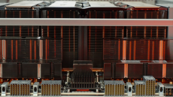 Сервер HGX 8×H200 SXM с открытым корпусом.