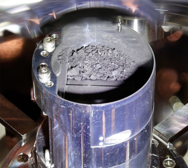 Жидкая вода текла на Рюгу более чем через миллиард лет после его образования 2 Образец породы с астероида Рюгу. «Хаябуса-2» доставила в общей сложности 5,4 грамма материала, что более чем в 50 раз превышает ожидаемое количество