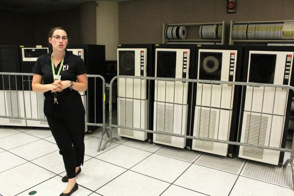 Сегодня мейнфреймы Honeywell можно увидеть в десятках музеев по всему миру, вот классное место с удивительными запахами и сохранившимся оборудованием. Сеть бункеров в Канаде - Diefenbunker  https://diefenbunker.ca/  