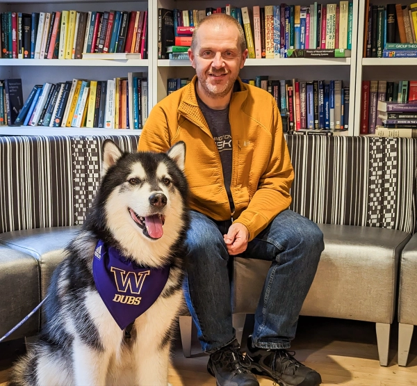 Скрытая математика океанских волн становится видна 5 фотография мужчины в желтом пальто со своей собакой