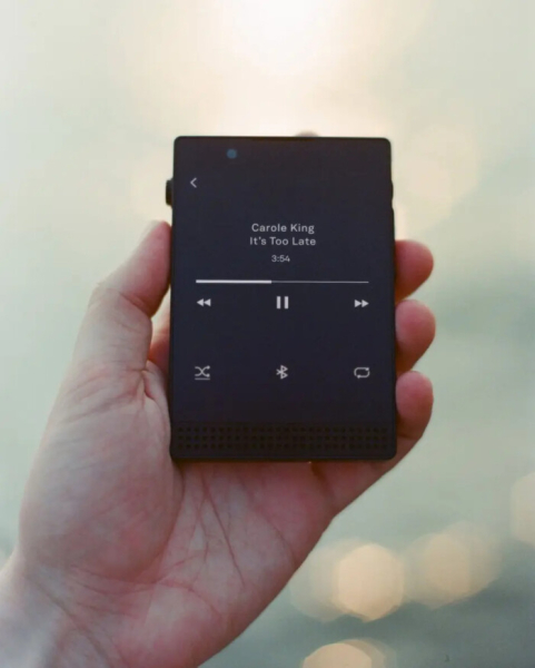 Смартфон с распознаванием дипфейков, помогающий остудить еду «мини-кот» и «умная» кровать: Time назвало лучшие изобретения 2025 года 7 The Light Phone III. Источник: The Light Phone