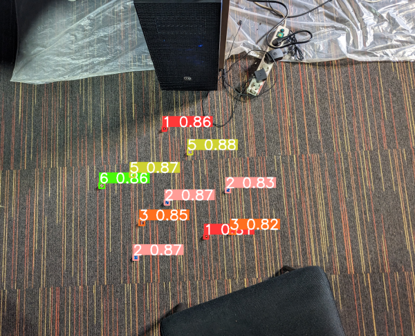 Рис. 11 Распознанные профессиональные игральные кости на удаленном расстоянии Рис. 11 Распознанные профессиональные игральные кости на удаленном расстоянии