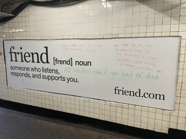 Разработчик ИИ-подвески Friend завесил рекламой нью-йоркское метро — жители стали расписывать баннеры критикой, но он на это и рассчитывал