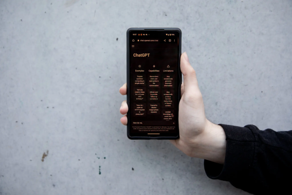 В ноябре 2022 года OpenAI представила свой чат-бот с искусственным интеллектом ChatGPT. Фото: Джеки Моллой для The New York Times В ноябре 2022 года OpenAI представила свой чат-бот с искусственным интеллектом ChatGPT. Фото: Джеки Моллой для The New York Times