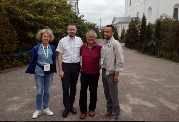 Леон Чуа (второй справа) во время визита на конференцию в Нижний Новгород