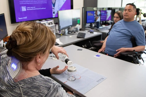 Парализованный мужчина может чувствовать предметы через руку другого человека 2 e8baf30938fb87ccb6a4914f206bcfc5.jpg