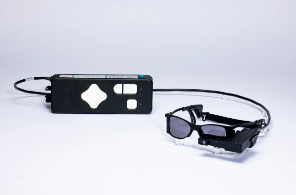 Слепые пациенты снова читают благодаря умному глазному имплантату, связанному с очками 2 eb52c6f4df7d4a95c4c108b5b1cf0f9e.jpg