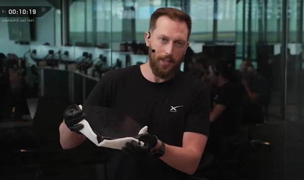 Второе поколение космического корабля SpaceX завершило почти идеальный испытательный полет 3 Дэн Хуот из отдела коммуникаций SpaceX демонстрирует, как материал «crunch wrap» может заполнить щели между кораблями...