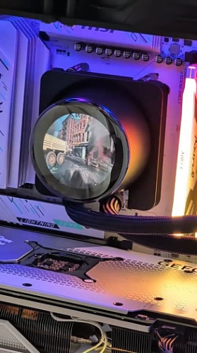 Энтузиаст играет в Battlefield 6 на 2.1-дюймовом экране системы охлаждения