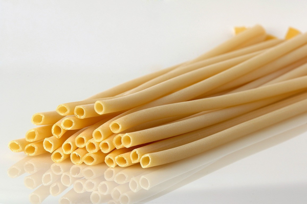 Под макаронами в русскоязычных кулинарных книгах, во многом под влиянием именно этого перевода, понимают обычно то же, что во французской кухне того времени: достаточно широкие и полые внутри трубки, в современной Италии обычно именуемые букатини. Перед приготовлением их полагалось ломать. С конца XIX века макароны в России чаще стали продаваться уже нарезанными, сейчас такая форма известна как «перья» (прямые) и «рожки» (изогнутые) Под макаронами в русскоязычных кулинарных книгах, во многом под влиянием именно этого перевода, понимают обычно то же, что во французской кухне того времени: достаточно широкие и полые внутри трубки, в современной Италии обычно именуемые букатини. Перед приготовлением их полагалось ломать. С конца XIX века макароны в России чаще стали продаваться уже нарезанными, сейчас такая форма известна как «перья» (прямые) и «рожки» (изогнутые)