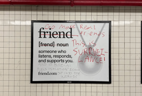 Разработчик ИИ-подвески Friend завесил рекламой нью-йоркское метро — жители стали расписывать баннеры критикой, но он на это и рассчитывал