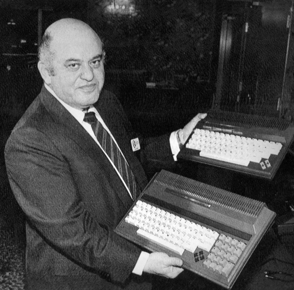 Трамиэль демонстрирует продукты Commodore на выставке 1984 года (Марти Кац/baltimorephotographer.com)