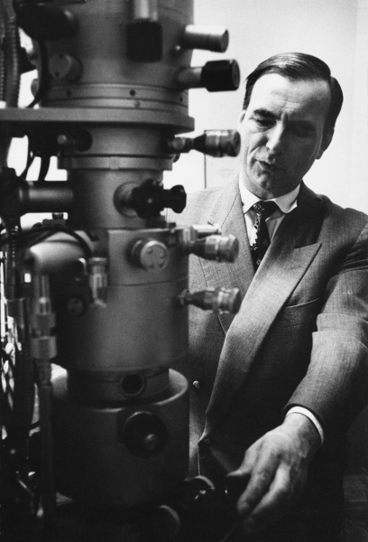 История электронного микроскопа 11 Эрнст Руска со своим электронным микроскопом