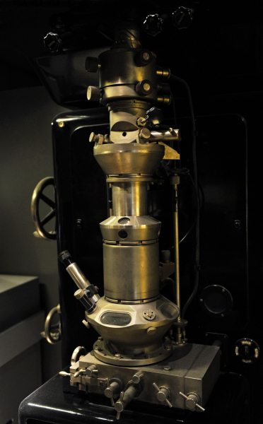 История электронного микроскопа 18 Первый серийно производимый электронный микроскоп компании Siemens. Микроскоп имел три магнитные линзы, разрешение 3 нанометра и мог увеличивать образцы примерно в 3000 раз