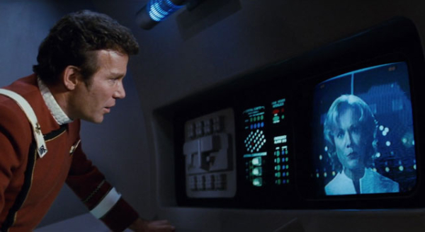 Капитан Кирк разговаривает по фантастическому устройству видеосвязи на космическом корабле «Энтeрпрайз»