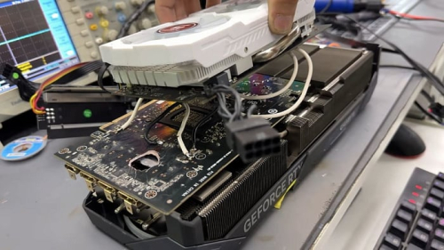 GeForce RTX 5070 Ti с огромным отверстием в плате получает питание от Radeon RX 580