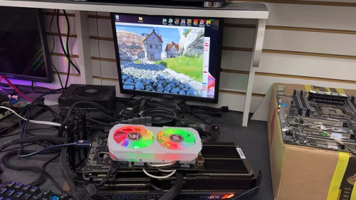 GeForce RTX 5070 Ti с огромным отверстием в плате получает питание от Radeon RX 580