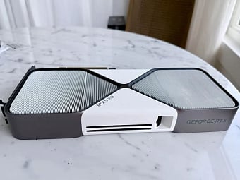 Кастомная белая видеокарта GeForce RTX 5080 FE отлично вписывается в белую систему