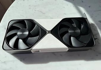 Кастомная белая видеокарта GeForce RTX 5080 FE отлично вписывается в белую систему