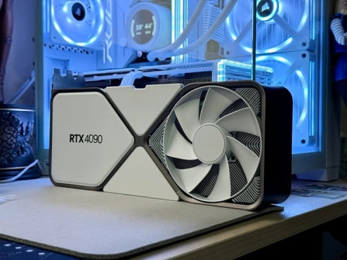 kastomnaja-belaja-videokarta-geforce-rtx-5080-fe-otlichno-vpisyvaetsja-v-beluju-sistemu-f572ac9.jpg