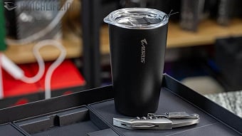 Комплект поставки платы X870E AORUS XTREME X3D AI TOP включает термокружку и штопор