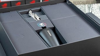 Комплект поставки платы X870E AORUS XTREME X3D AI TOP включает термокружку и штопор