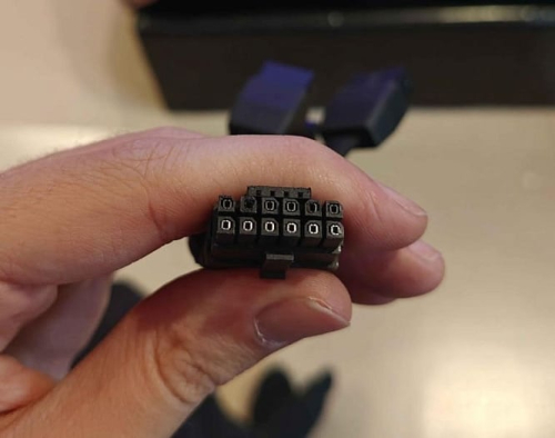 Первая видеокарта Radeon RX 9070 XT от SAPPHIRE пострадала от плавления 12V-2x6 2 pervaja-videokarta-radeon-rx-9070-xt-ot-sapphire-postradala-ot-plavlenija-12v-2×6-4f3b584.jpg