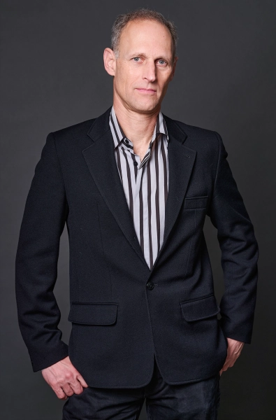 Мужчина в костюме.