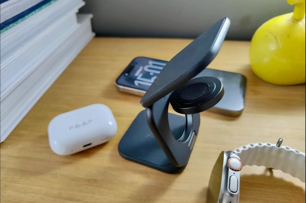 зарядная станция с несколькими устройствами вокруг нее