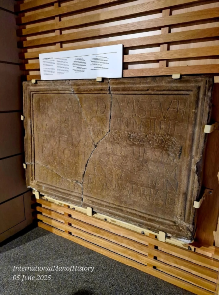 Эта плита с текстом свидетельствует о строительстве акведука в начале 3-го века (ок. 222 г.) и, вероятно, была встроена в стену сооружения. Акведук был построен для подачи свежей воды в форт Арбейя для гарнизона. Плита является посвящением здания императору Северу, чье имя было частично стерто после его убийства. Надпись гласит: «Император Цезарь Марк Аврелий Север Александр Пий Феликс Август, внук обожествленного Севера, сын Антонина Великого, великий понтифик, с полномочиями трибуна, отец отнчества, консул, доставил этот запас воды для использования солдатами Пятой когорты Галлов, под руководством Мария Валериана, его пропреторского легата." Руины форта Арбейя находятся в Саут-Шилдс, Англия. Плита выставлена в музее форта.