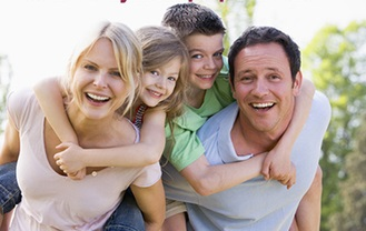 Фото счастливой семьи. Взято из открытых источников. Но что, по мнению ИИ, здесь изображено? Фото счастливой семьи. Взято из открытых источников. Но что, по мнению ИИ, здесь изображено?