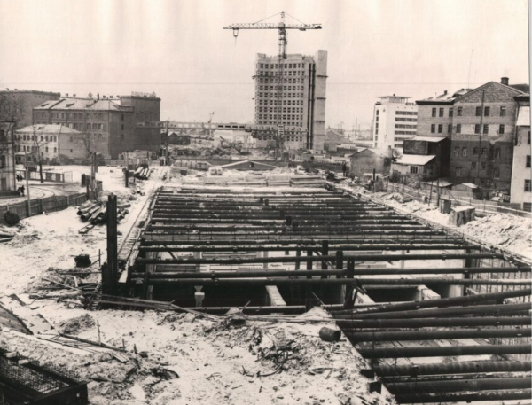 Котлован Московской с другой стороны; на заднем плане за башенным краном — будущая «книжка» Управления Метрополитена. Источник