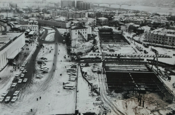 Площадь Революции в 1983 г. Слева виден Московский вокзал, далеко на заднем плане — Канавинский мост