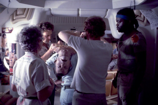 Эффект полуоторванной головы Эша был достигнут путем установки искусственной головы на человека небольшого роста Эффект полуоторванной головы Эша был достигнут путем установки искусственной головы на человека небольшого роста