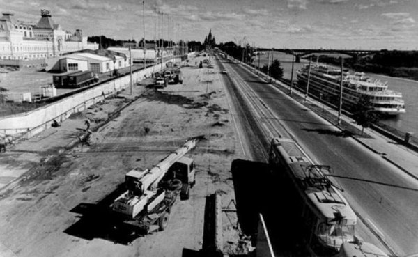 Стройплощадка станции Ярмарка закрывала своим доставшим всех забором вид на, собственно, Ярмарку. Источник